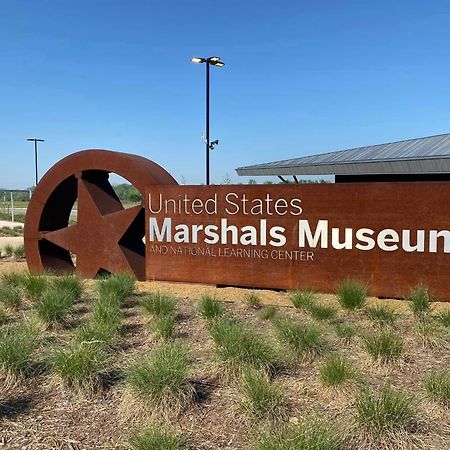 Old Fort Loft King & Queen Suites Nearest Accomodation To Marshals Museum Power Your Ev For Free! Fort Smith Exterior foto