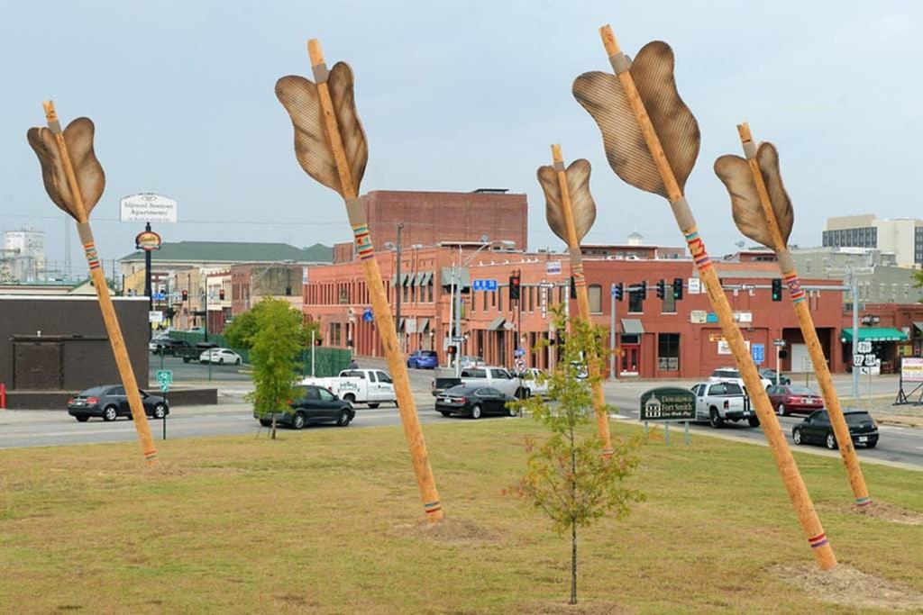 Old Fort Loft King & Queen Suites Nearest Accomodation To Marshals Museum Power Your Ev For Free! Fort Smith Exterior foto